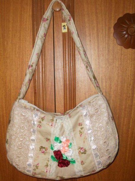 Táska szalaghímzéssel díszítve
