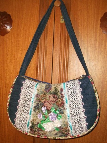 Szalaghímzéssel díszített táska